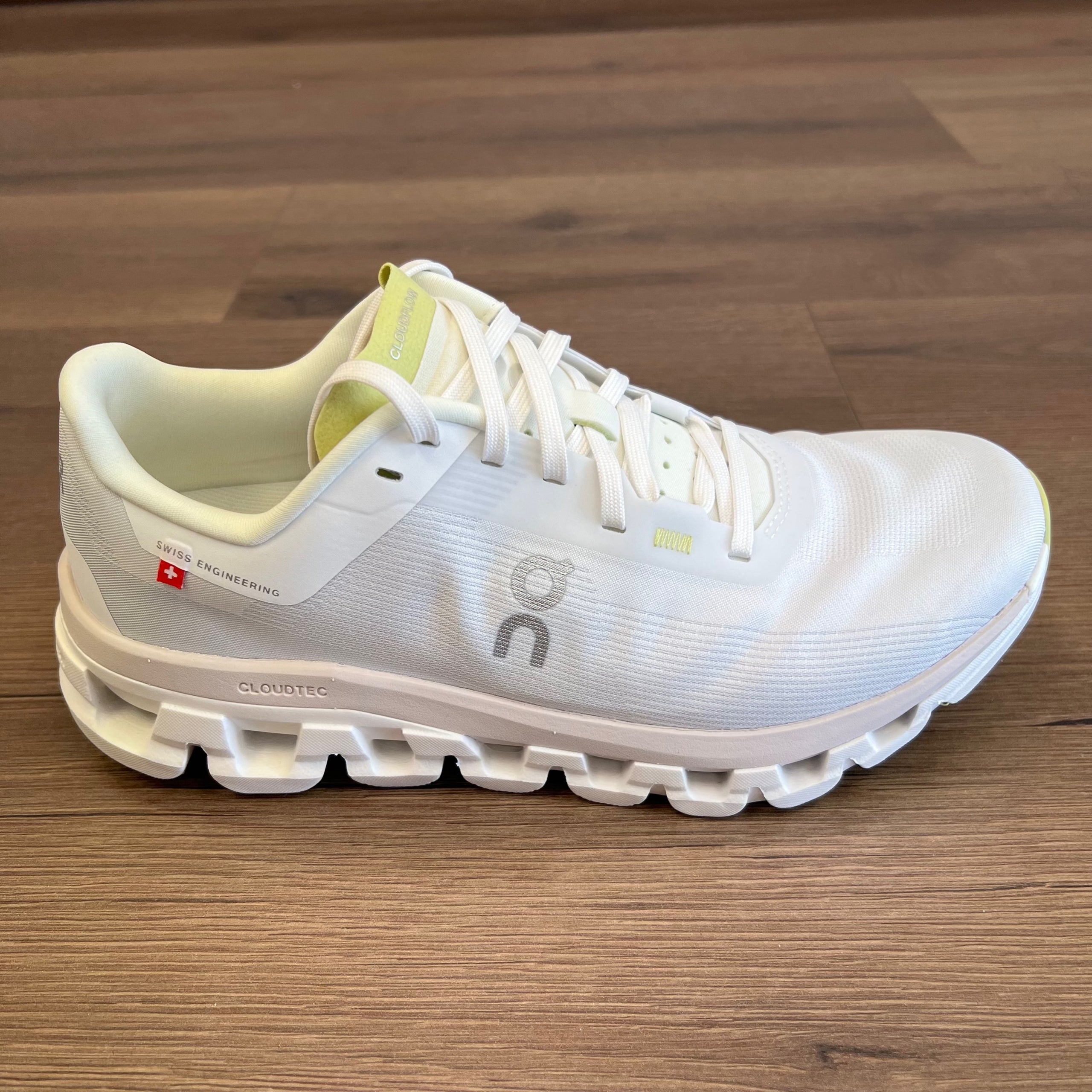 On - Women's - Cloudflow 4 - 3WD30110248 - White/Sand
